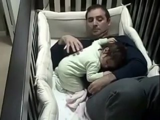 Bütün yeni anne ve babalara tanıdık bir yatma şekli