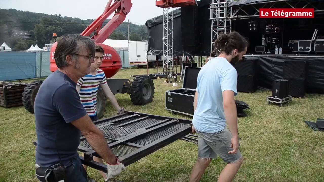 Malestroit (56). Les bénévoles sur le Pont (du Rock)
