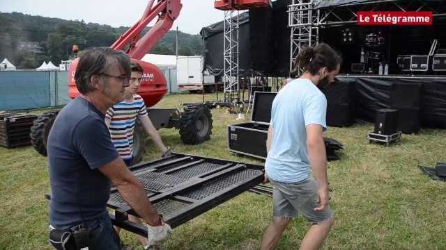 Malestroit (56). Les bénévoles sur le Pont (du Rock)