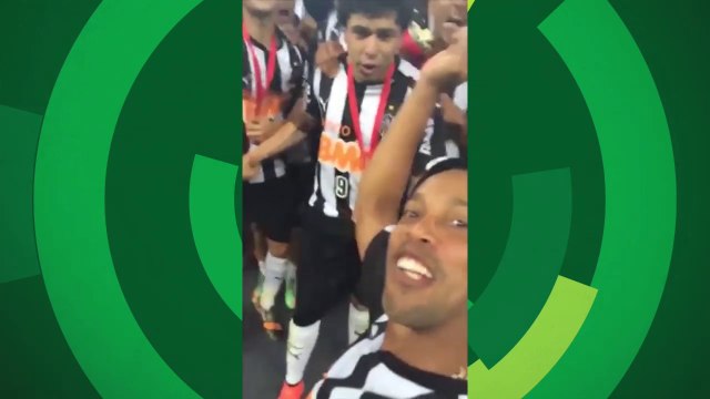 R10 grava comemoração do Galo dentro de campo