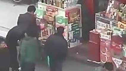 Thief uses chopsticks to pick pocket in China