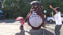 Grand pa built a giant totoro for his little daughters! For Miyazaki Fans...
