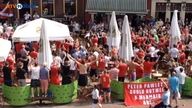 De sfeer op de Grote Markt bij supporters Aberdeen - RTV Noord