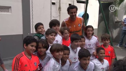 Jogadores do Fluminense recebem assédio de torcida mirim