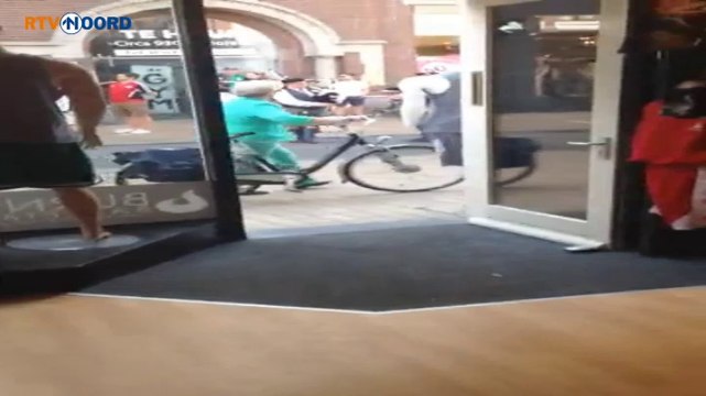 Doedelzakspeler bekogeld met fiets bij ongeregeldheden - RTV Noord