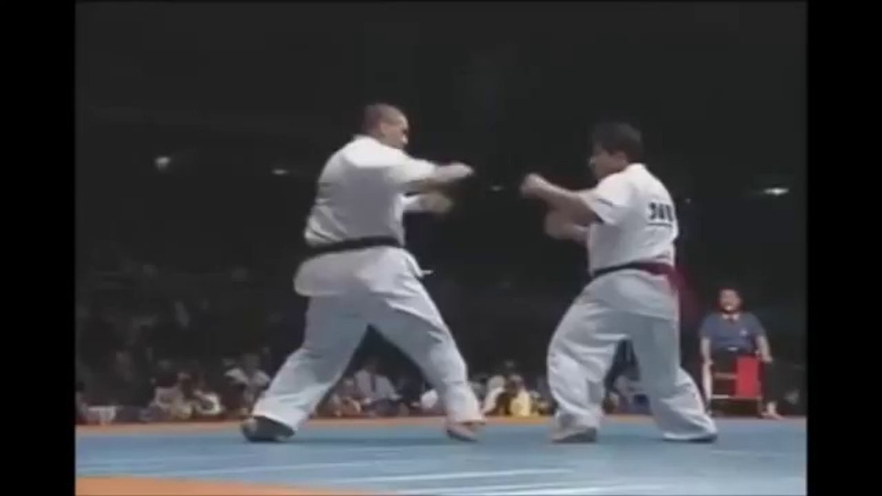 Karate : un KO sur un coup de pied retourné ! a voir