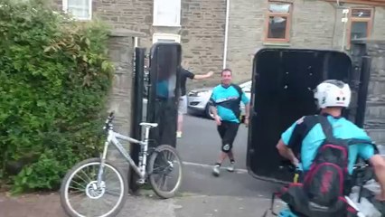 Un homme ivre essaie de faire du VTT