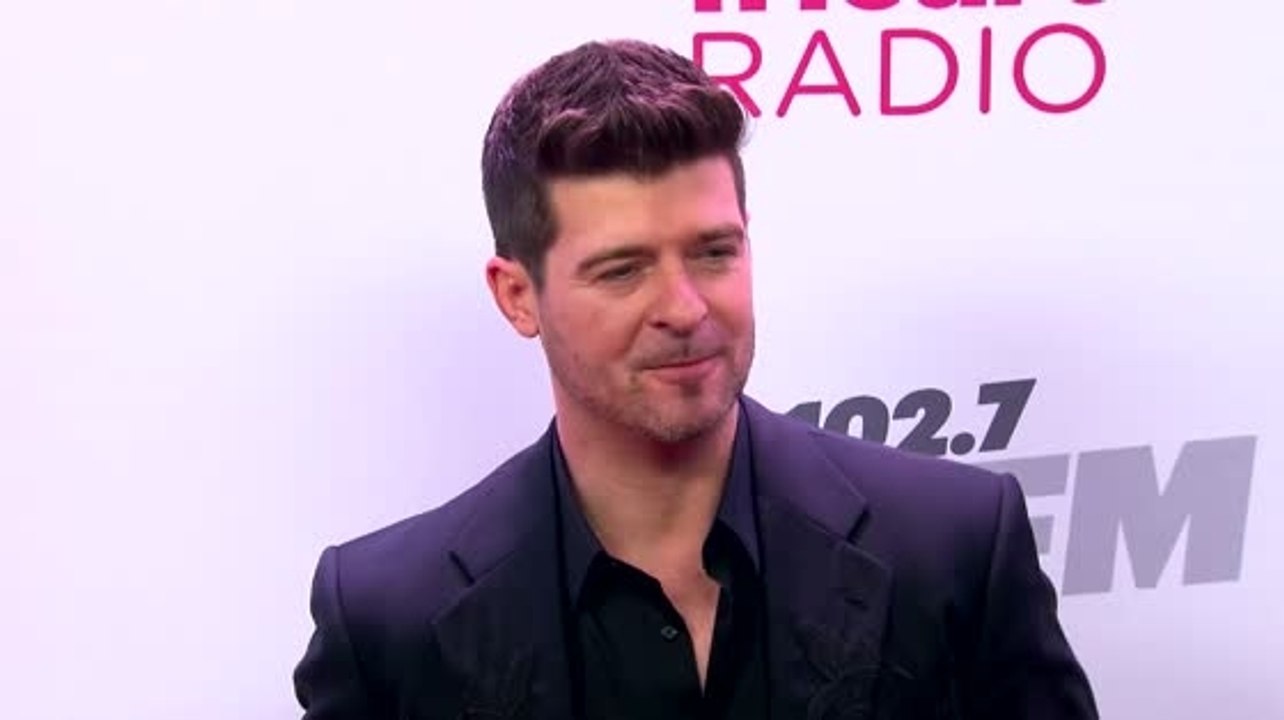 Robin Thicke hört auf um seine entfremdete Frau zu kämpfen