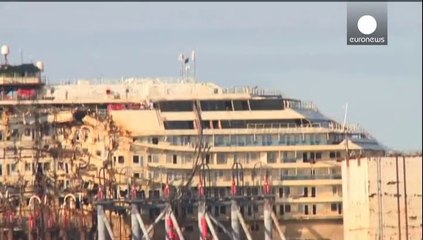 El Costa Concordia sigue su último viaje hasta Génova