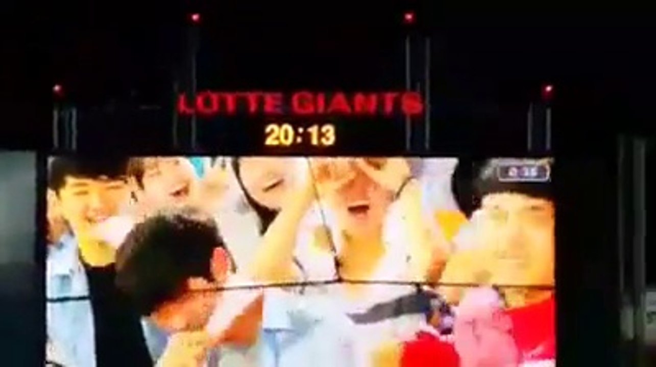 Kissing camera d'un match de baseball s'arrete 2 fois sur les meme : Blague bien marrante du réal du match