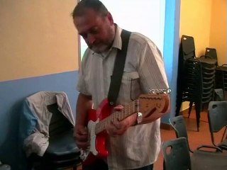 UN P'TIT COUP DE GUITARE