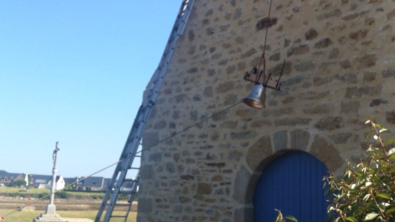 Pose d'une cloche à la chapelle du Croisty