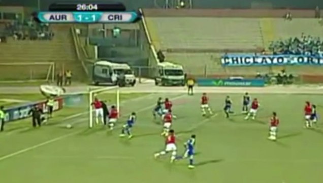 Carlos Lobaton marque un but de 70 mètres