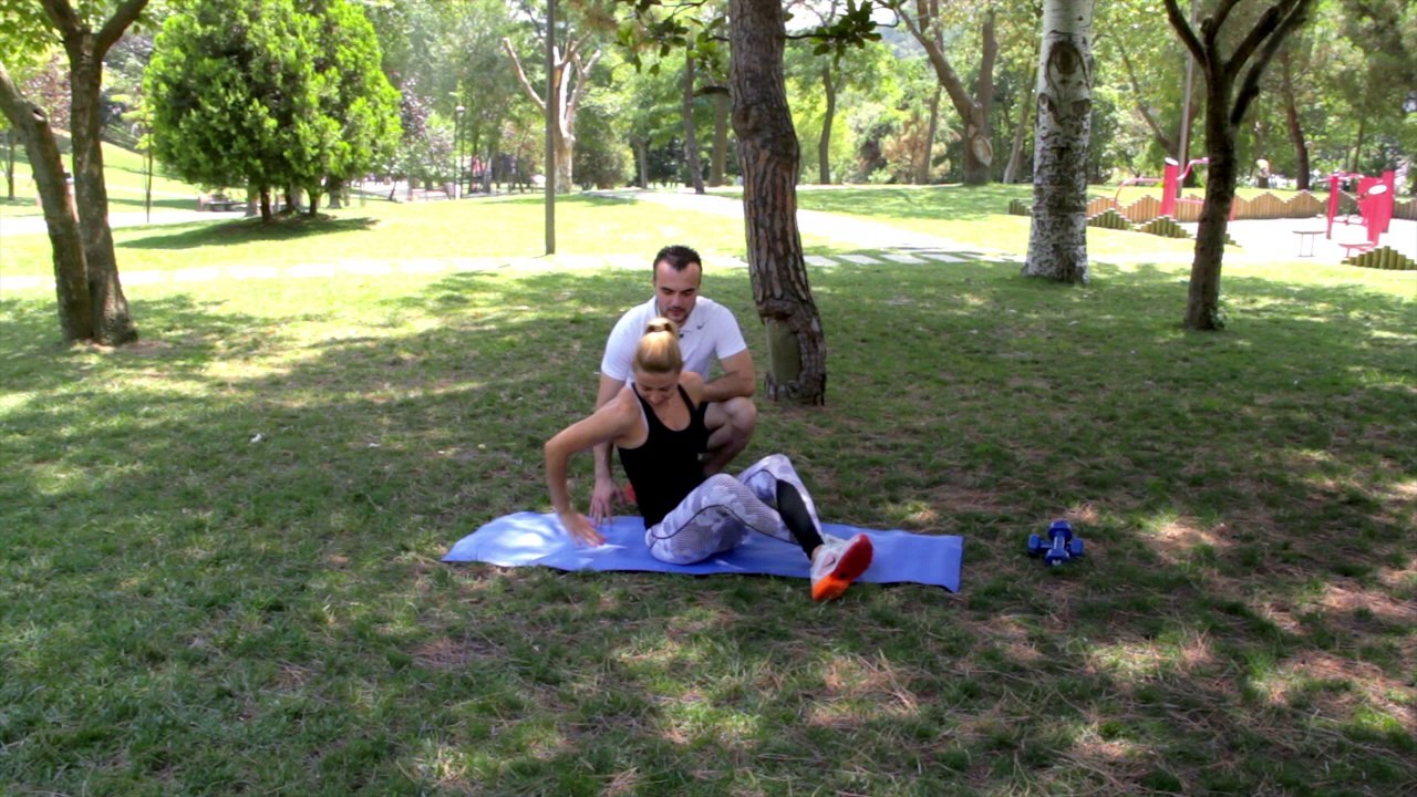 Kalça Kaslarını Kuvvetlendirmek için "Hip Criss Cross" - Her Yerde Spor