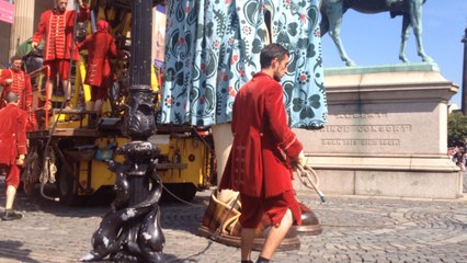 Royal de Luxe: la grand-mère, queen de Liverpool