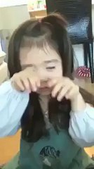 menina que chora e ri