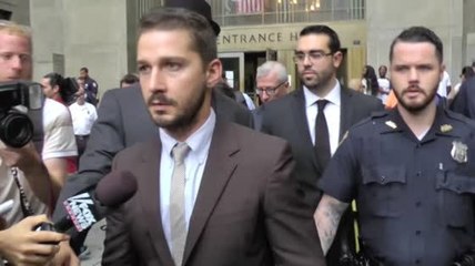 Shia LaBeouf reacciona a las preguntas que recibió saliendo de la corte en Nueva York