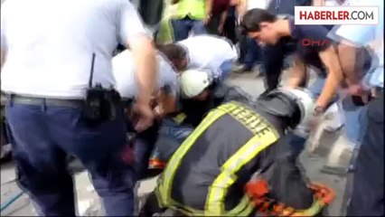 Beton Mikseri Devrildi, Sürücü Sıkıştı