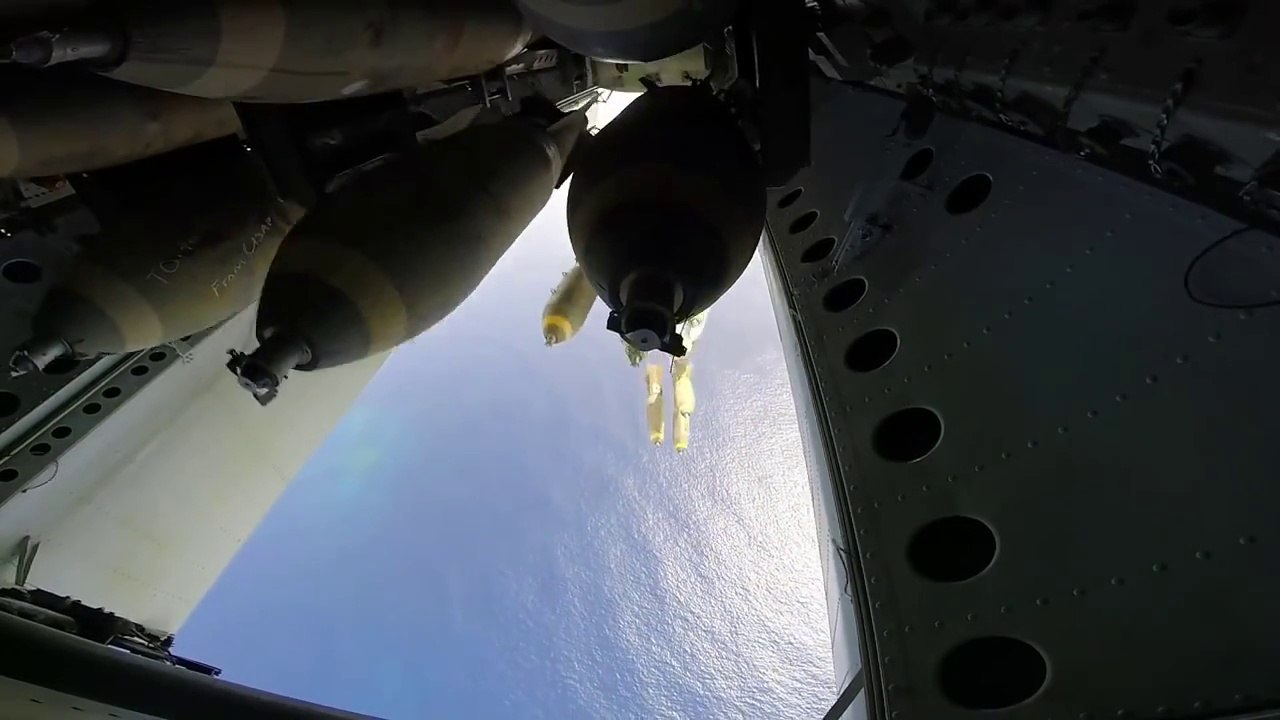 Un avion militaire largue 45 bombes sur une île : précision chirurgicale!