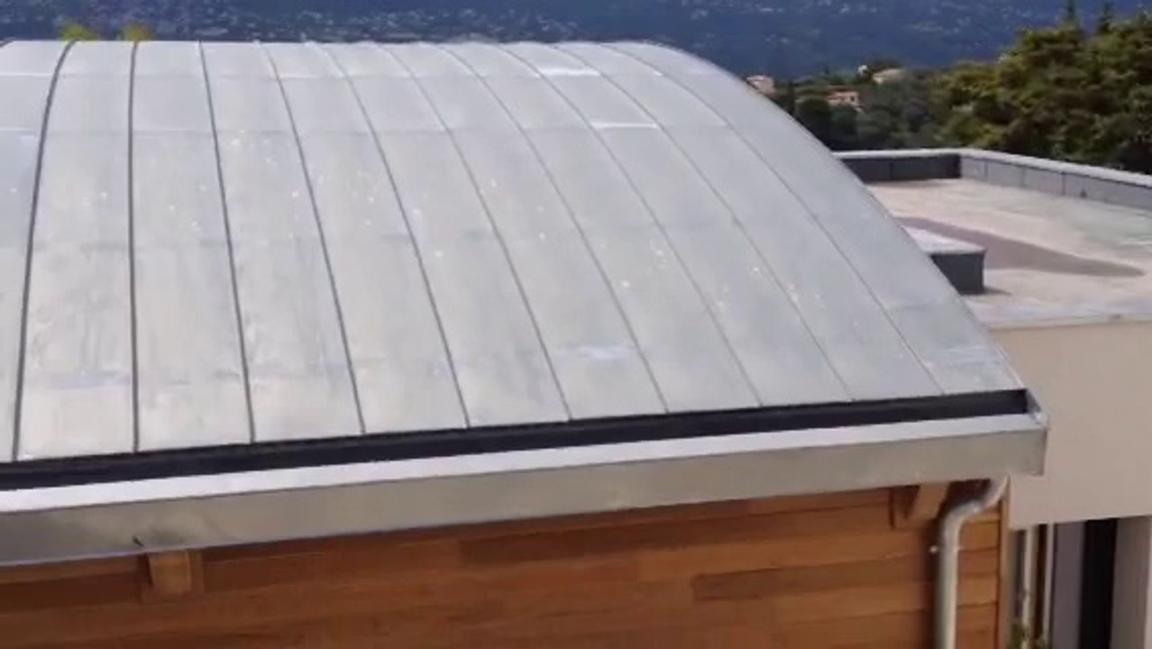 Porte de garage "La Toulousaine" motorisée et posée par APG Accès Portes de Garage