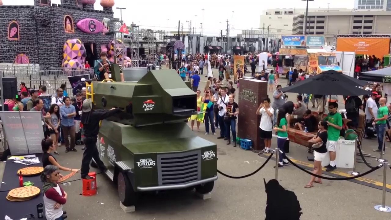 COMIC-CON: Pizza Hut Pizza Thrower in Action ("Teenage Mutant Ninja Turtles")