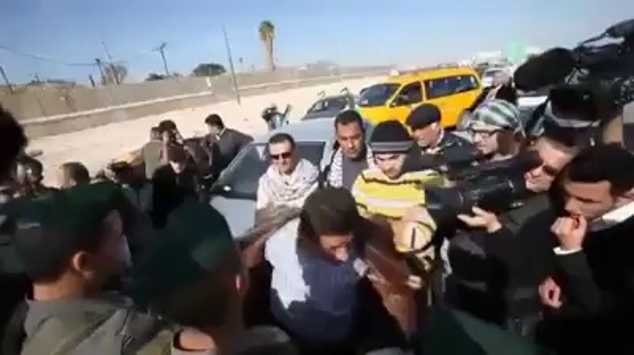 دنیا کا بھادر ترین شخص...ایک فلسطینی شھری مسلح اسرائیلی فو جیوں کو للکارتے ھوےء..