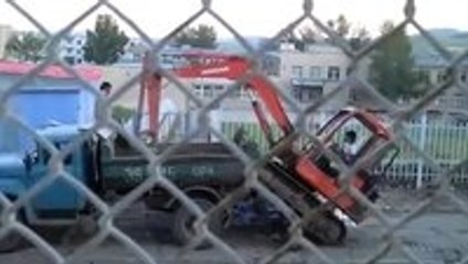 Insane excavator loading trick