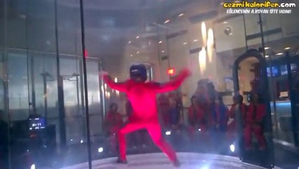 Indoor Skydive Yaparken Örümcek Adama Bağlamak