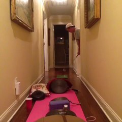 Golfista mirim faz tacada mágica em casa