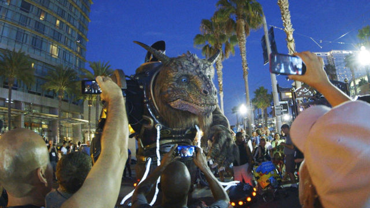 How to Make a Giant Creature - Watch the Giant...