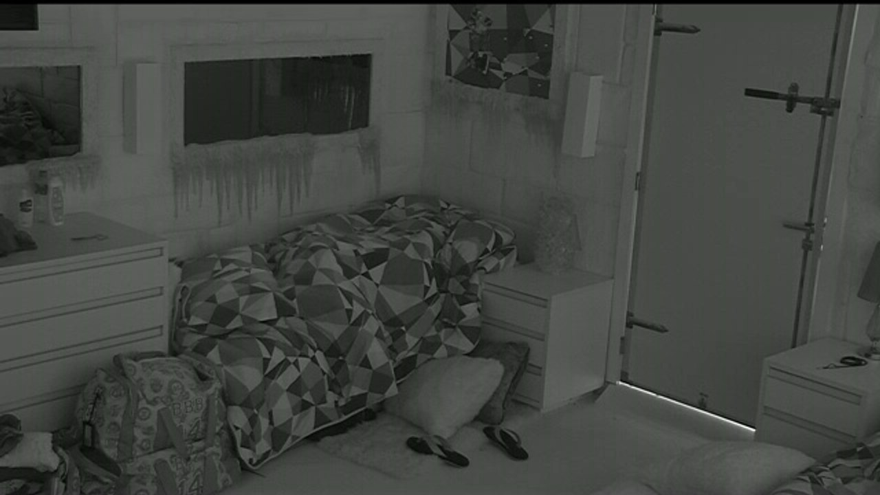 Diego volta para o Quarto Sibéria e deita na cama de Franciele