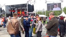 подходя к памятнику Победы в Риге в день Победы 9 5 2014