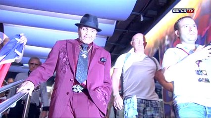 Michael Jackson's father visits Camp Nou