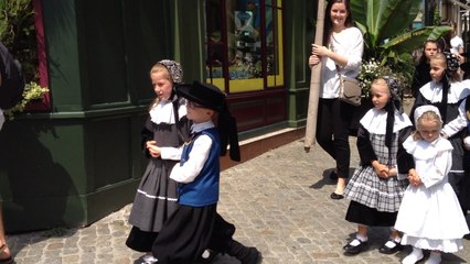 Les enfants enfilent l'habit breton