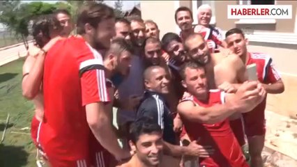 Futbolcular, Carlos'u Röportaj Sırasında Havuza Bıraktı