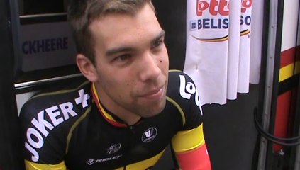 Jens Debusschere est fier de montrer son maillot tricolore lors du Tour de Wallonie