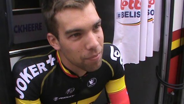 Jens Debusschere est fier de montrer son maillot tricolore lors du Tour de Wallonie
