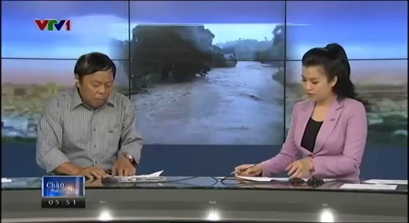 Funny reaction of this Anchor pissed off by his own cellphone