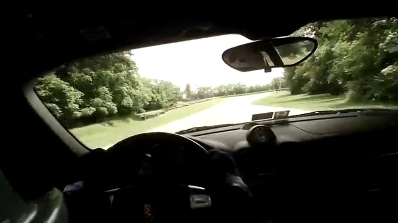 Porsche 911 explose une pauvre Biche sur un circuit