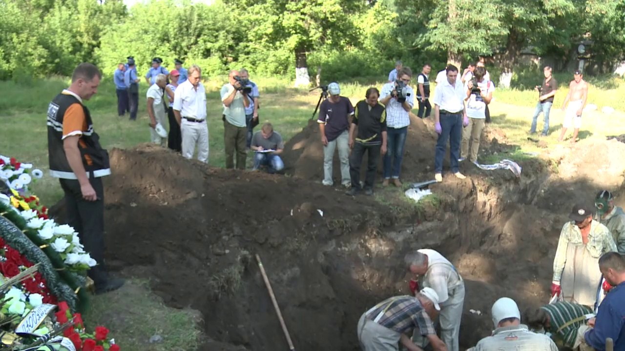 'Mass grave' uncovered in Ukraine ex-rebel stronghold