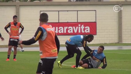 CA19 da zoeira! Meia comanda treino, marca três gols e tenta bicicleta