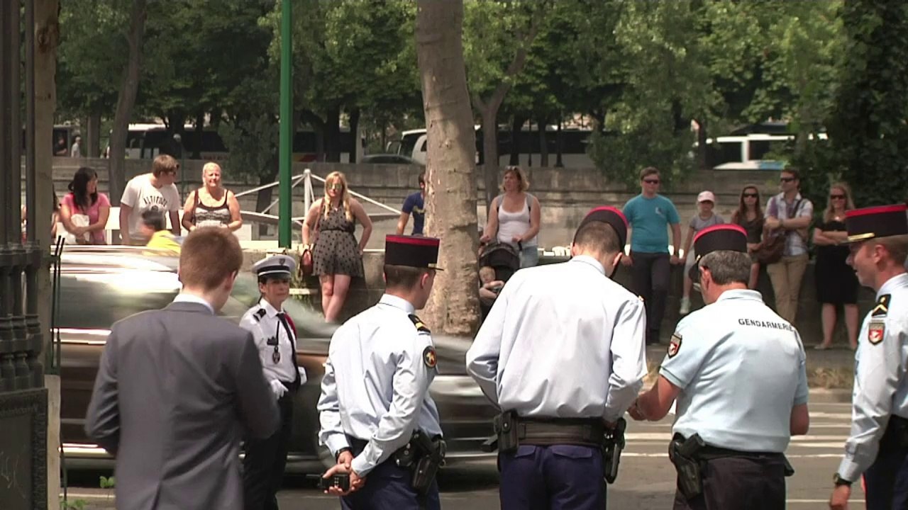 Crash d'Air Algérie: Hollande reçoit les proches des victimes