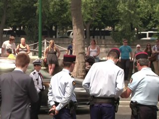 Crash au Mali: Hollande témoigne aux familles la solidarité nationale