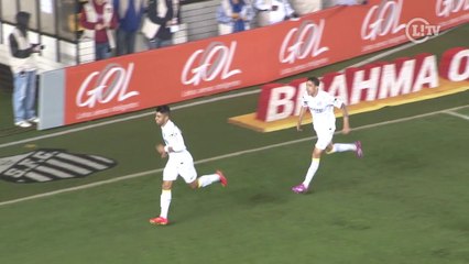 No estilo Karatê Kid, Gabigol comemora com "golpe da garça"