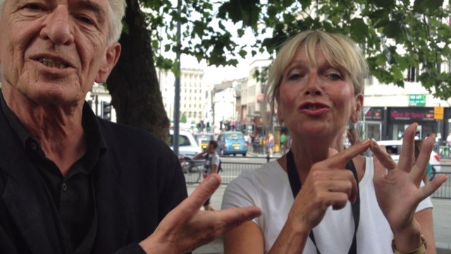 Les voix et langues des signes de la mamie géante