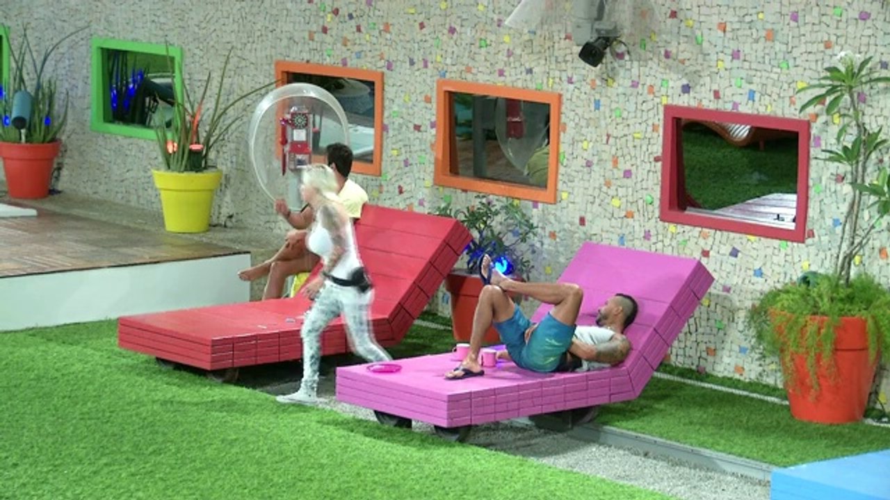 Em competição com Letícia, Diego faz plantão no Big Fone