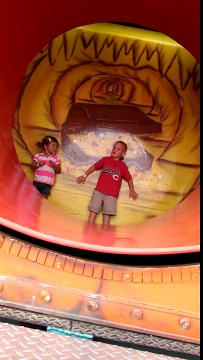 Une petite fille dans un tunnel qui tourne