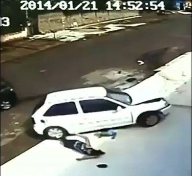 allah ka moajza dekhain accident main larky k sar sy gari guzar gai lakin wo safe raha.