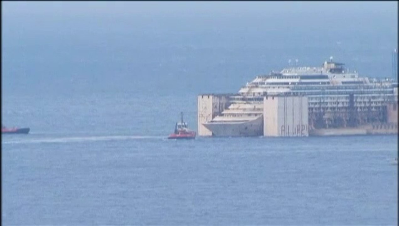 Le "Costa Concordia" fait son entrée dans le port de Gênes