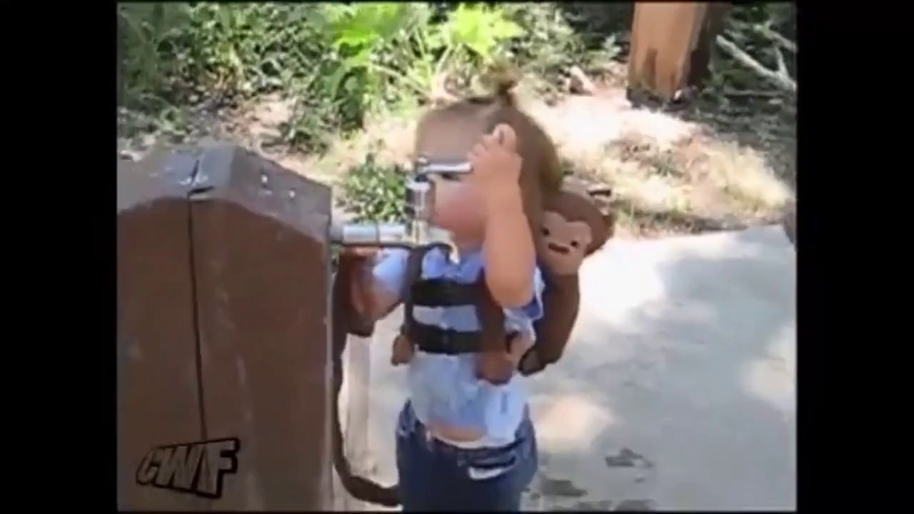 Çeşmeden su içmeye çalışan Şirin Ufaklık